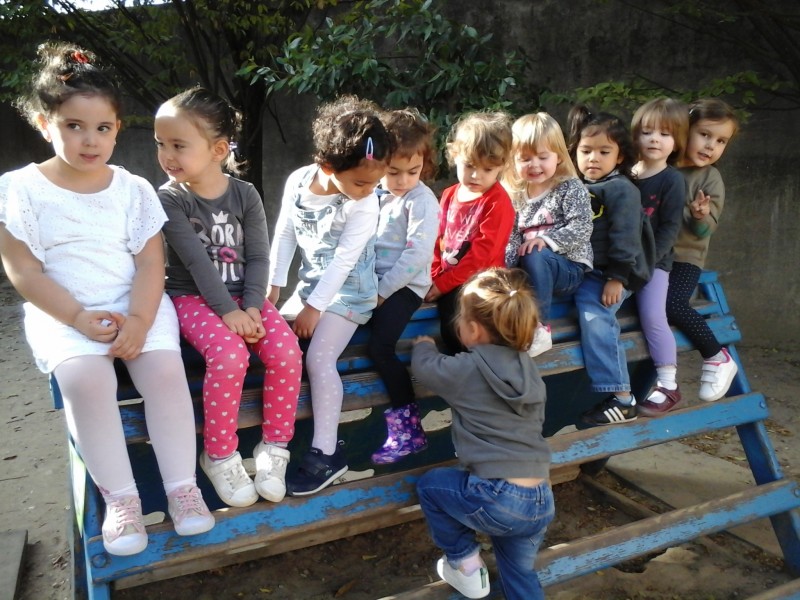 Les filles de la classe de petite section prennent la pose sur le mur d'escalade!